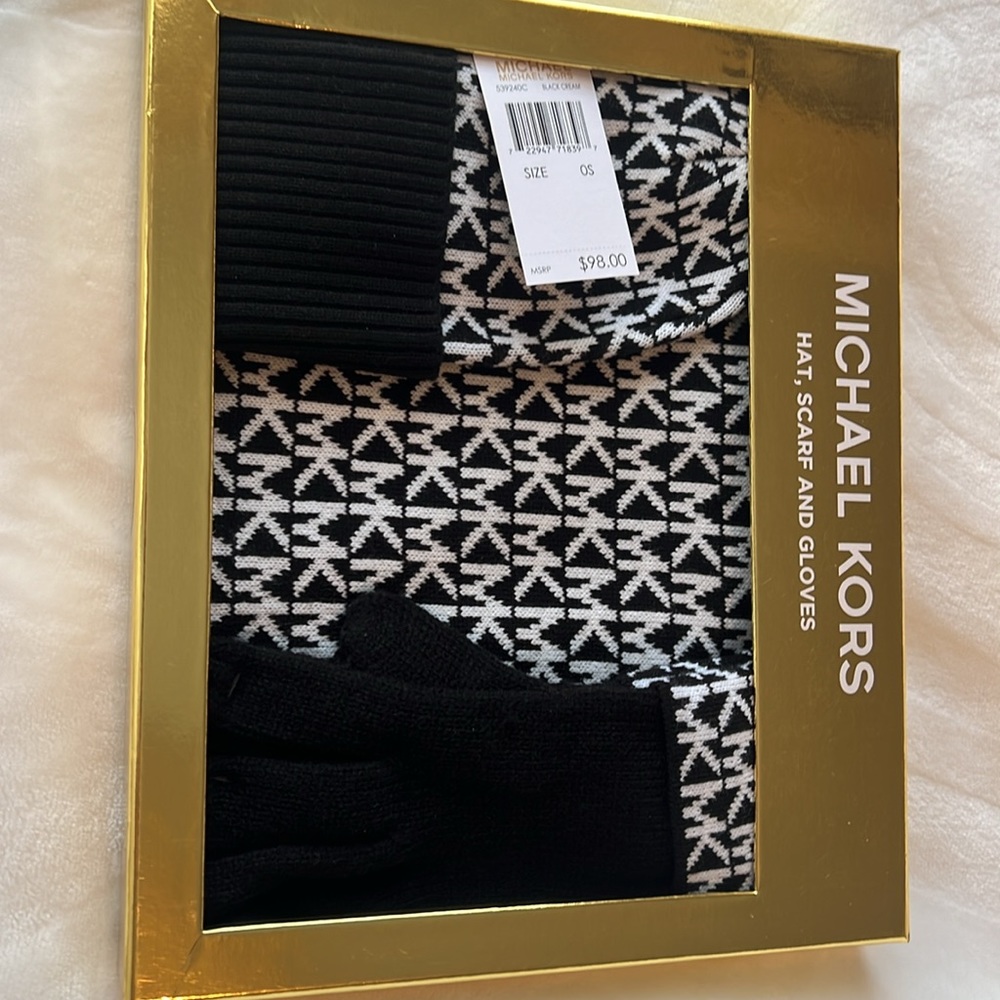NWT Michael kors hat, scarf and gloves Accessory kit - Picture 2 of 2
